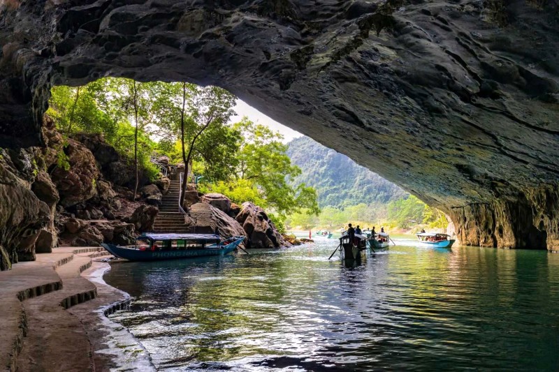 Đi thuyền than quan Động Phong Nha.