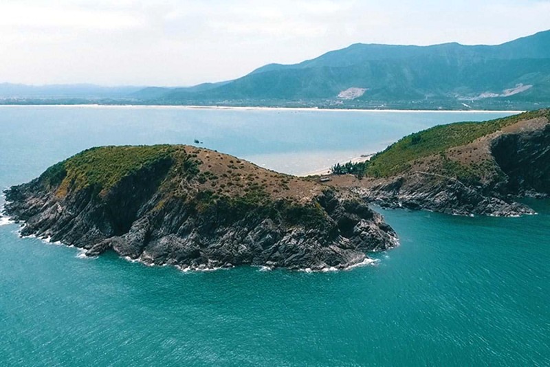 Vẻ đẹp hoang sơ, hùng vĩ của Vũng Chùa - Đảo Yến.