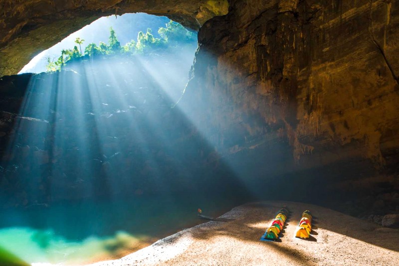 Hang Én: Nắng xuân rực rỡ.