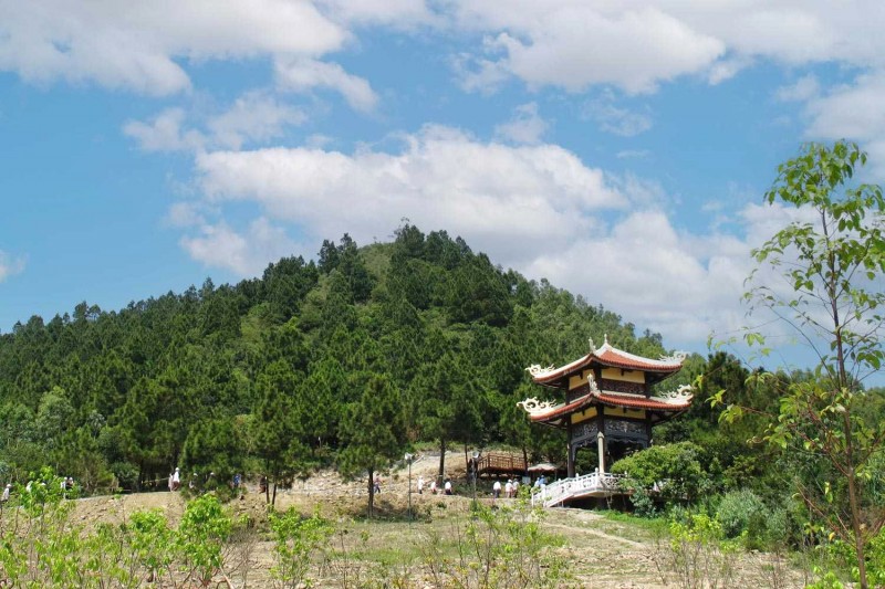 Mộ Đại tướng Võ Nguyên Giáp thu hút nhiều du khách tại Quảng Bình.