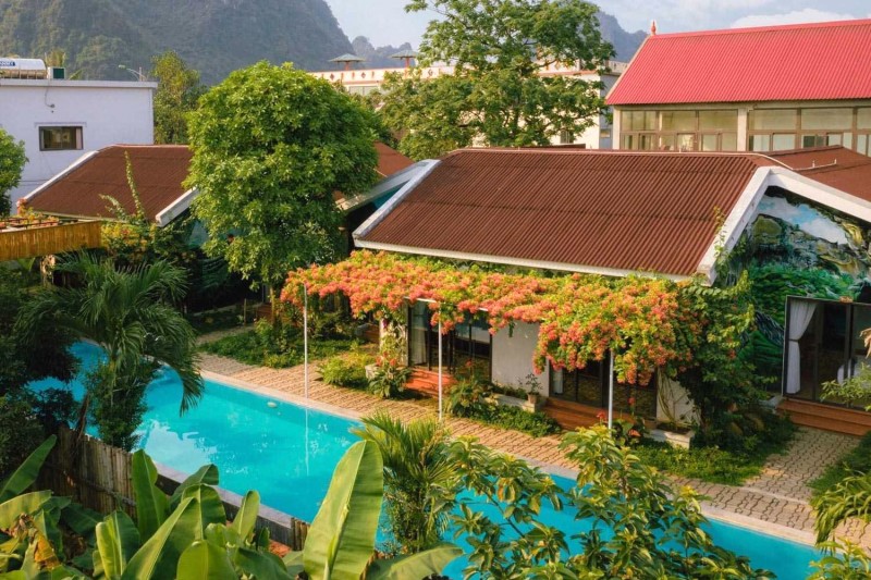 Sơn Đoòng Bungalow: Hồ bơi rộng rãi.