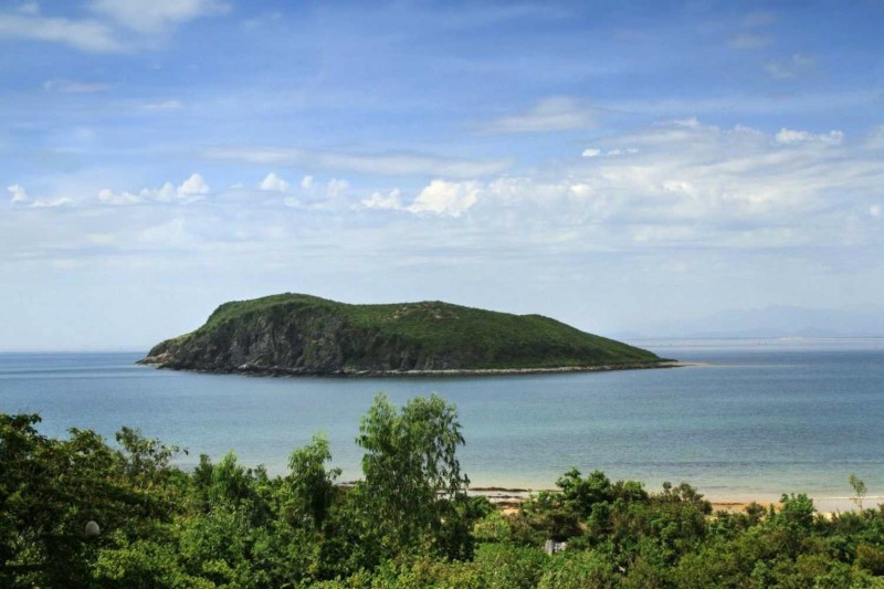 Xa xa là Đảo Yến.