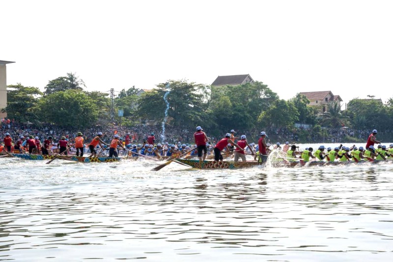 Không khí lễ hội sôi động, náo nhiệt.