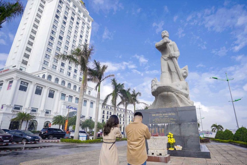 Tượng đài Mẹ Suốt - biểu tượng bất khuất của người mẹ Việt Nam anh hùng.