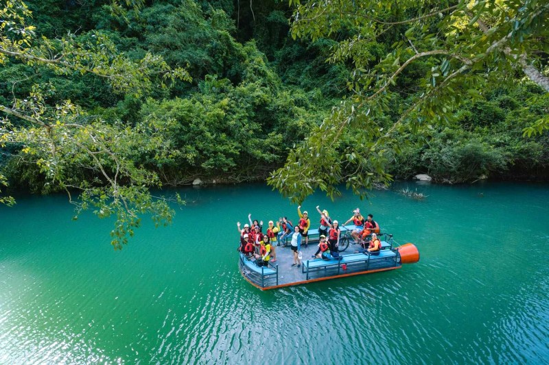 Lướt thuyền buồm trên suối Blue.