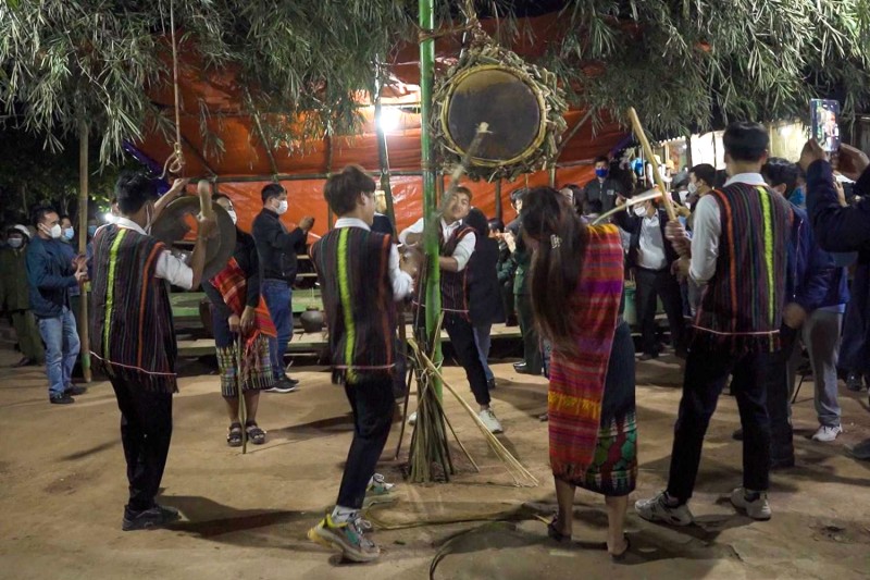 Mọi người tập trung đập trống.