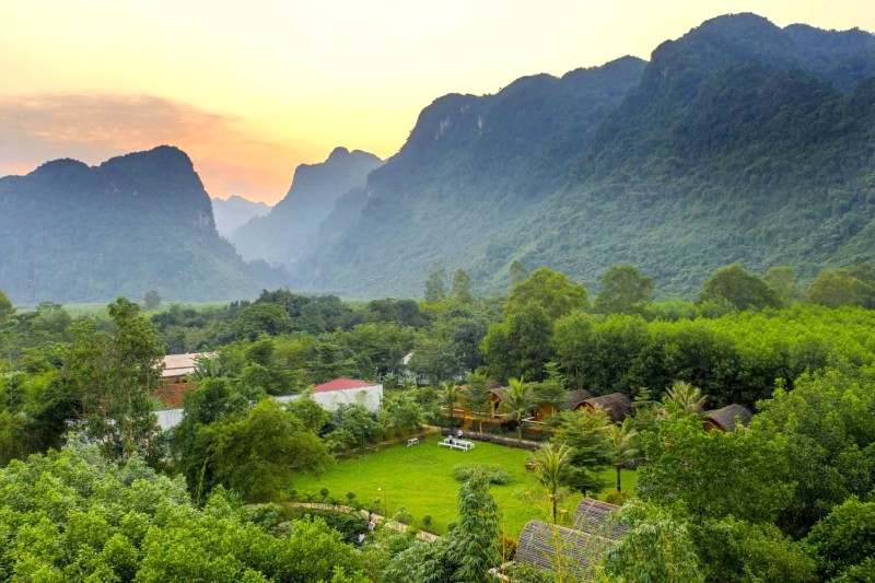 Bãi cỏ mênh mông trước nhà Farm.