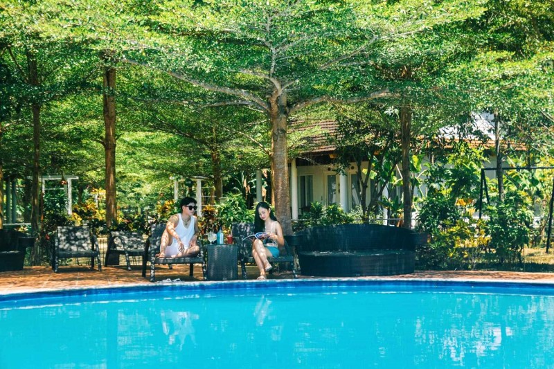 Thư giãn bên hồ, nhâm nhi đồ uống.