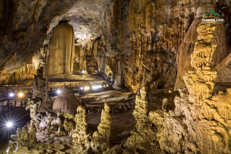 Thạch nhũ, măng đá lung linh huyền ảo.