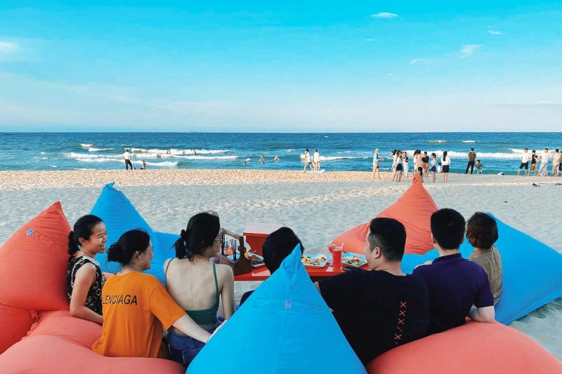 Cùng bạn bè chill bên bờ biển.