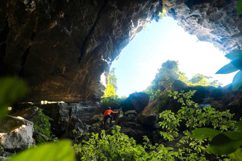 Cửa hang hình trái tim độc đáo.
