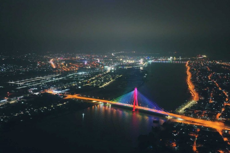 Cầu Nhật Lệ rực rỡ về đêm.