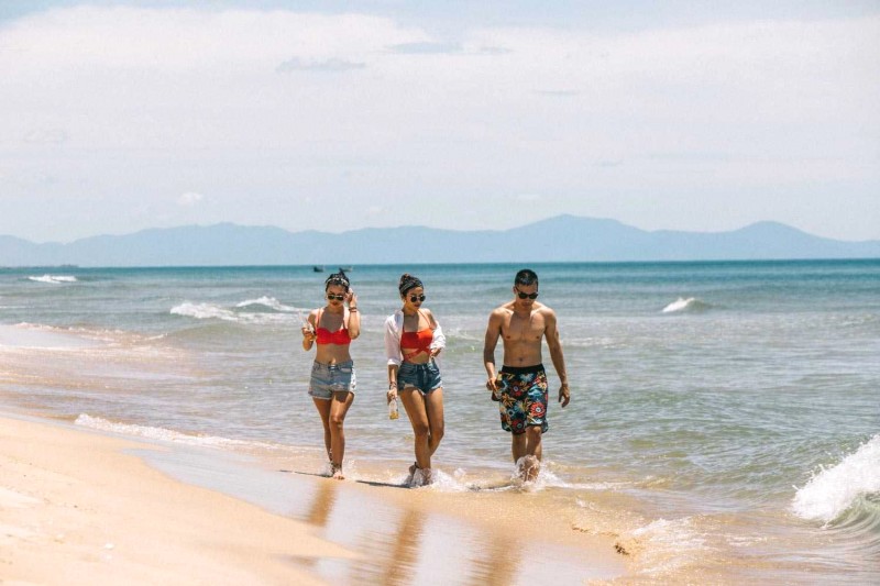 Bãi biển Bảo Ninh: cát dài, biển rộng.