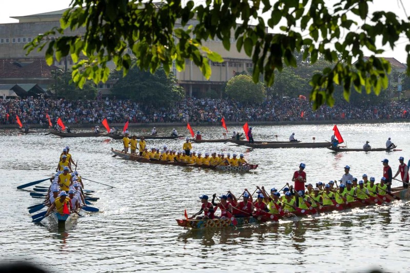 Lễ hội đua thuyền Kiến Giang thu hút đông đảo người dân.