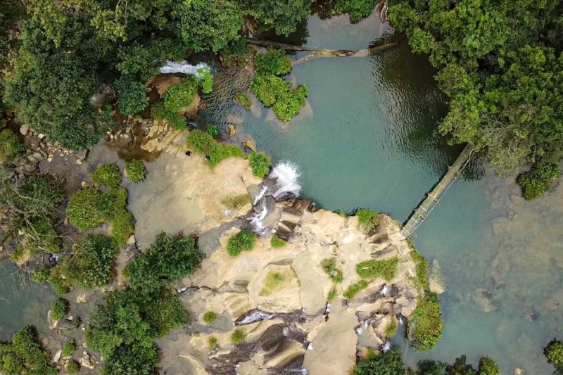 Thác mơ trắng xóa, tung bọt như tóc mây, đổ xuống qua từng bậc đá.