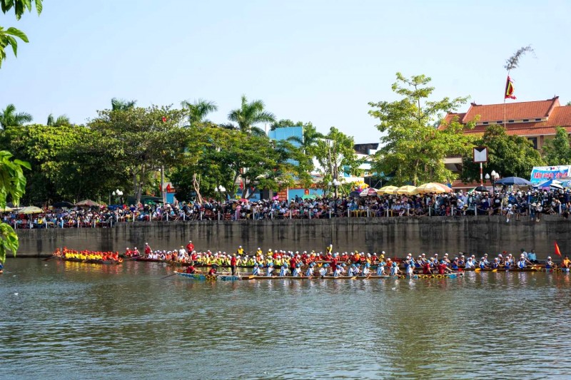 Lễ hội rộn ràng sắc màu.