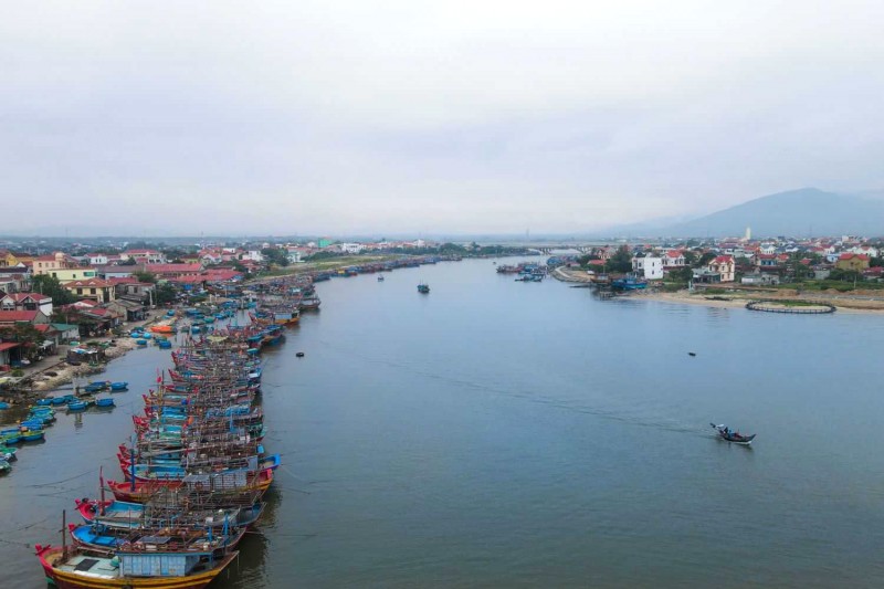 Thuyền cá cập bến, kết thúc chuyến biển.