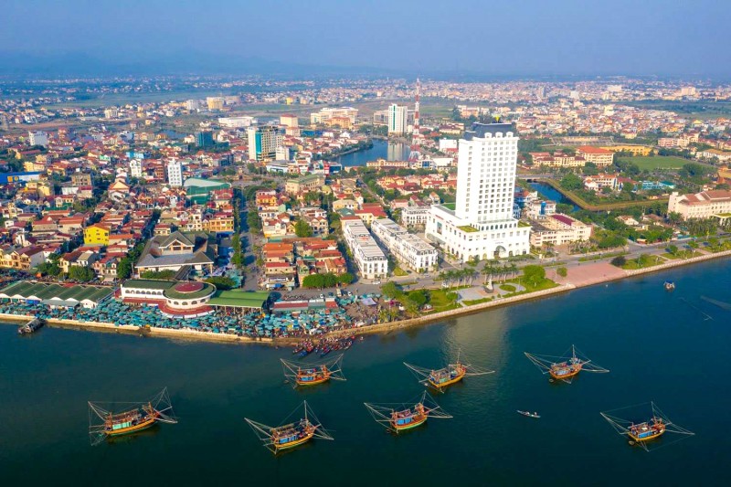 Đồng Hới rực rỡ từ trên cao.