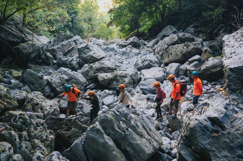Trekking dốc đá hiểm trở.