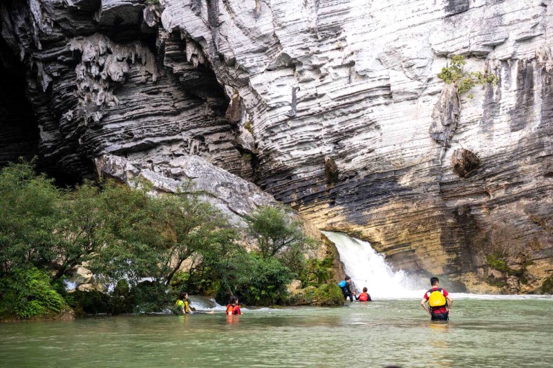 Tắm mát suối thác Hang Ken gần khu cắm trại.
