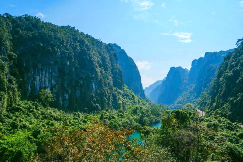Rừng xanh bao quanh công viên Ozo, mang đến không khí trong lành.