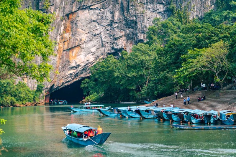 Du khách du ngoạn sông Son, đến Động Phong Nha.