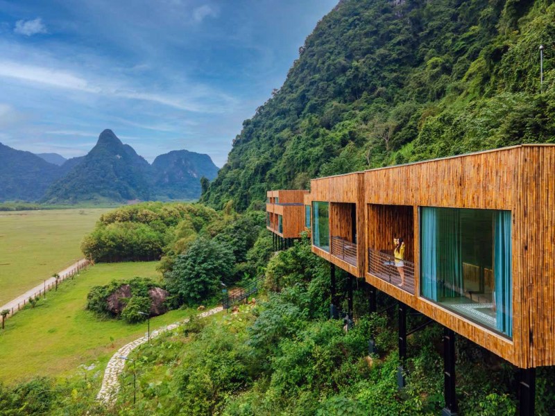 Tú Làn Lodge nép mình trên sườn núi.