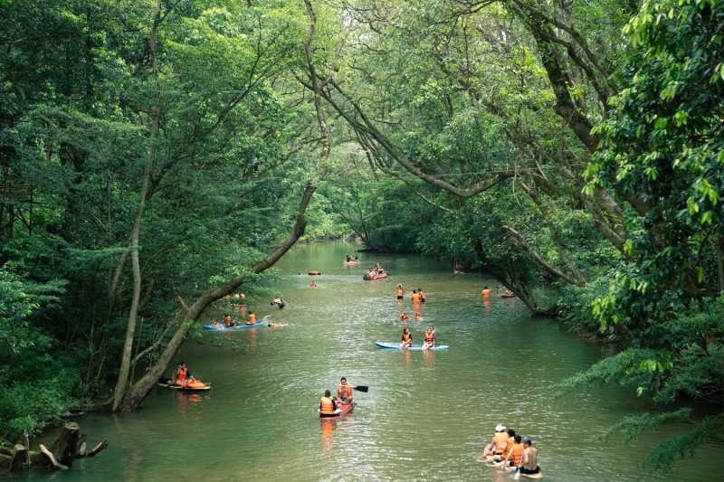 Chèo kayak tại công viên Ozo.