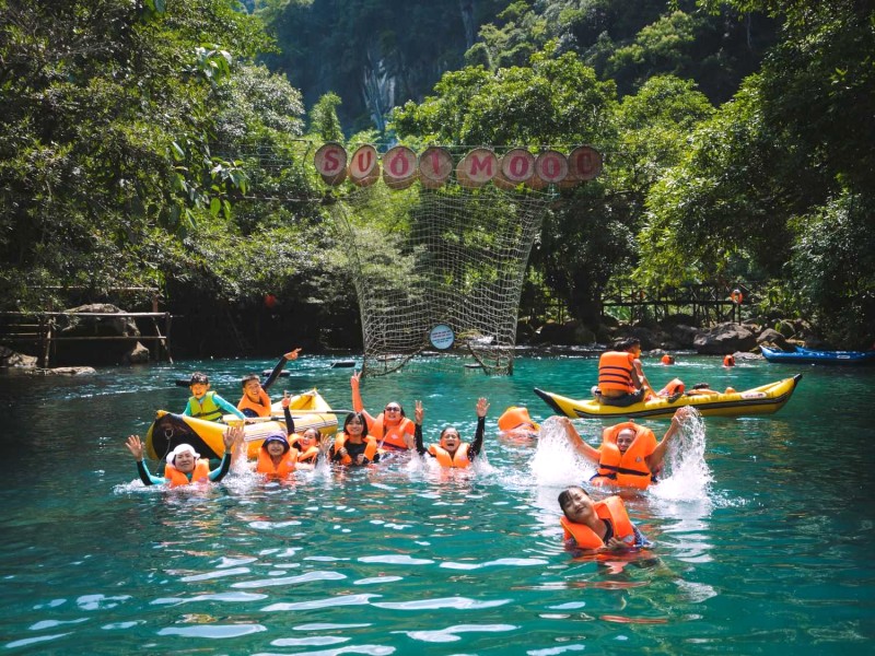 Vui chơi, tắm Suối Nước Moọc