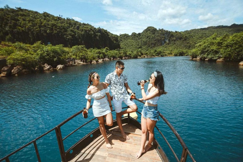 Du ngoạn sông Chày cùng bạn bè.