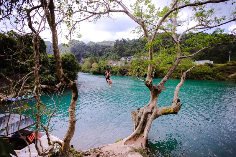 Trượt zipline sảng khoái trên sông Chày.