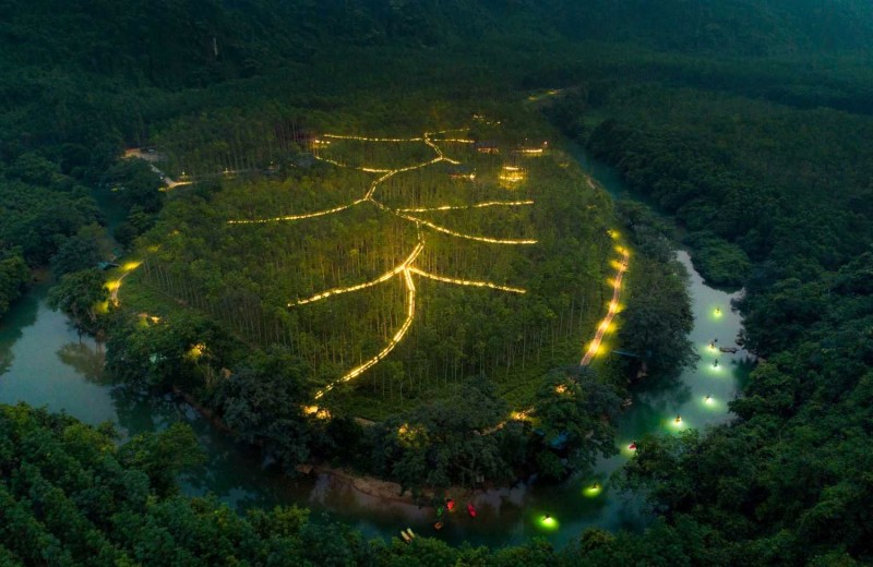 Khuôn viên Blue Diamond Camp lung linh về đêm.