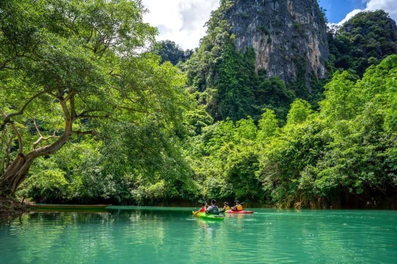 Chèo thuyền kayak trên suối Blue.